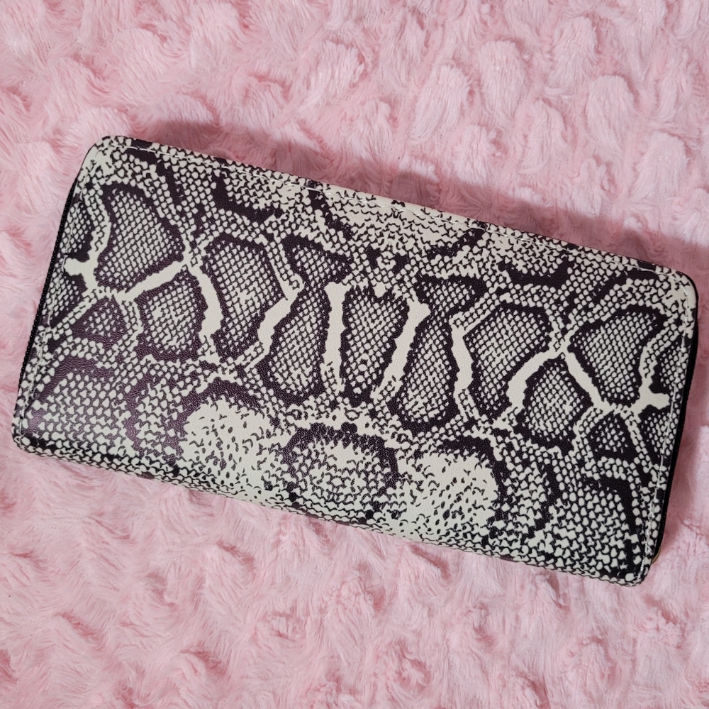 Snakeskin Print Wallet. Zip-around.